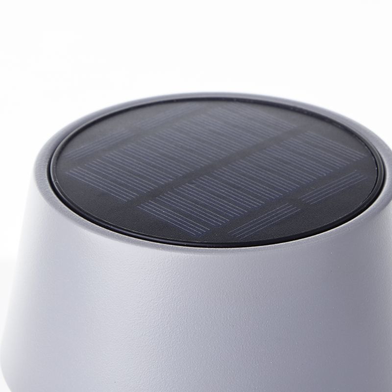 Picco 30cm Gris lampe solaire De Brilliant - Gr&acirc;ce &agrave; son indice de protection IP44, la lampe est &eacute;tanche aux &eacute;claboussures et &agrave; la poussi&egrave;re, ce qui en fait un choix fiable pour votre jardin, votre balcon ou votre terrasse.