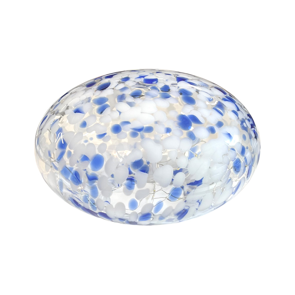 Sten 15cm Bleu/Blanc lampe de table De Pixie Design - Gr&acirc;ce &agrave; la guirlande lumineuse de 50 petites ampoules, elle diffuse une belle lumi&egrave;re autour d'elle.