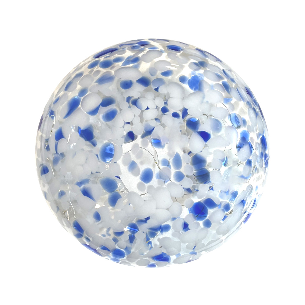 Sten 15cm Bleu/Blanc lampe de table De Pixie Design - Gr&acirc;ce &agrave; la guirlande lumineuse de 50 petites ampoules, elle diffuse une belle lumi&egrave;re autour d'elle.