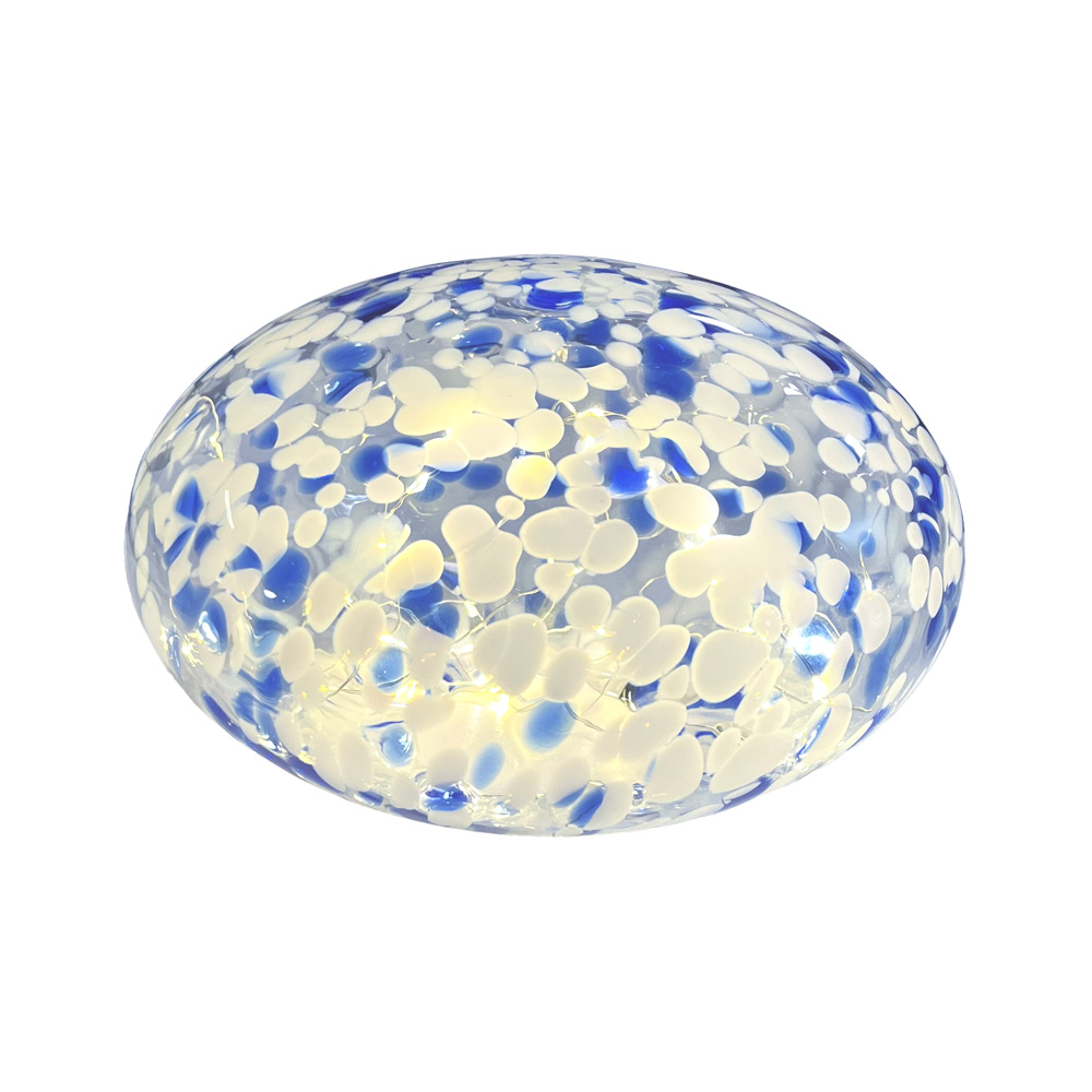 Sten 15cm Bleu/Blanc lampe de table De Pixie Design - Gr&acirc;ce &agrave; la guirlande lumineuse de 50 petites ampoules, elle diffuse une belle lumi&egrave;re autour d'elle.