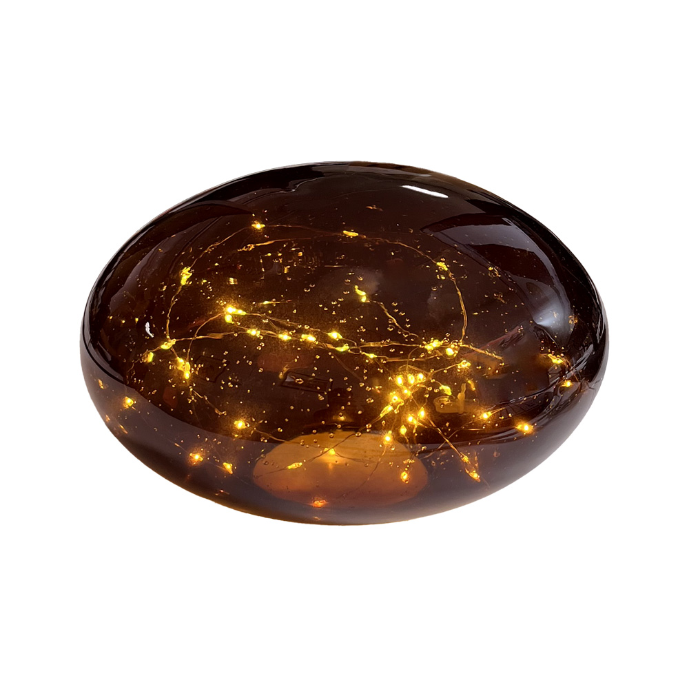 Sten 15cm Brun lampe de table De Pixie Design - Il est &eacute;quip&eacute; d'une minuterie et d'un variateur pratique &agrave; 5 niveaux pour r&eacute;gler la lumi&egrave;re selon les besoins, ce qui le rend parfait &agrave; la fois comme &eacute;clairage de travail et comme &eacute;clairage de soir&eacute;e confortable.
