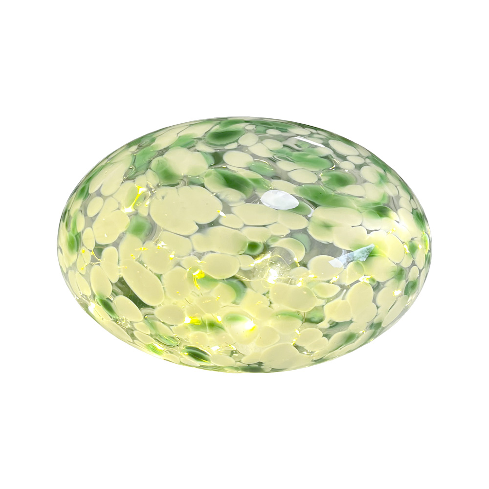 Sten 15cm Vert/Blanc lampe de table De Pixie Design - La lampe en pierre de Pixie Design a un beau design avec une surface marbr&eacute;e en vert et blanc.