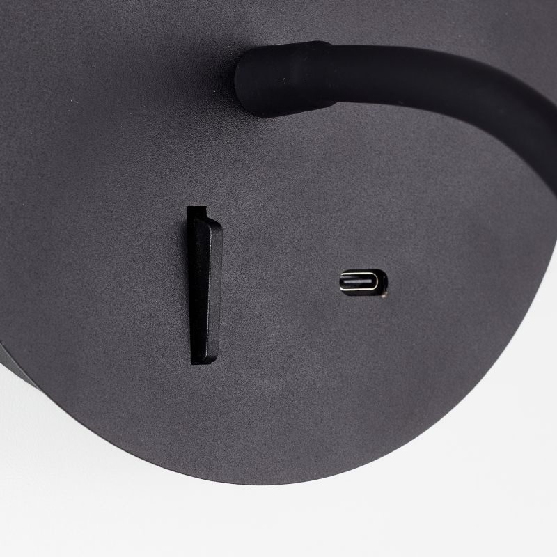 Jutta Noir lampe de lecture De Brilliant - Avec ses 170 lumens et sa lumi&egrave;re blanc chaud, elle est parfaite comme lampe de lecture ou pour cr&eacute;er une ambiance chaleureuse.