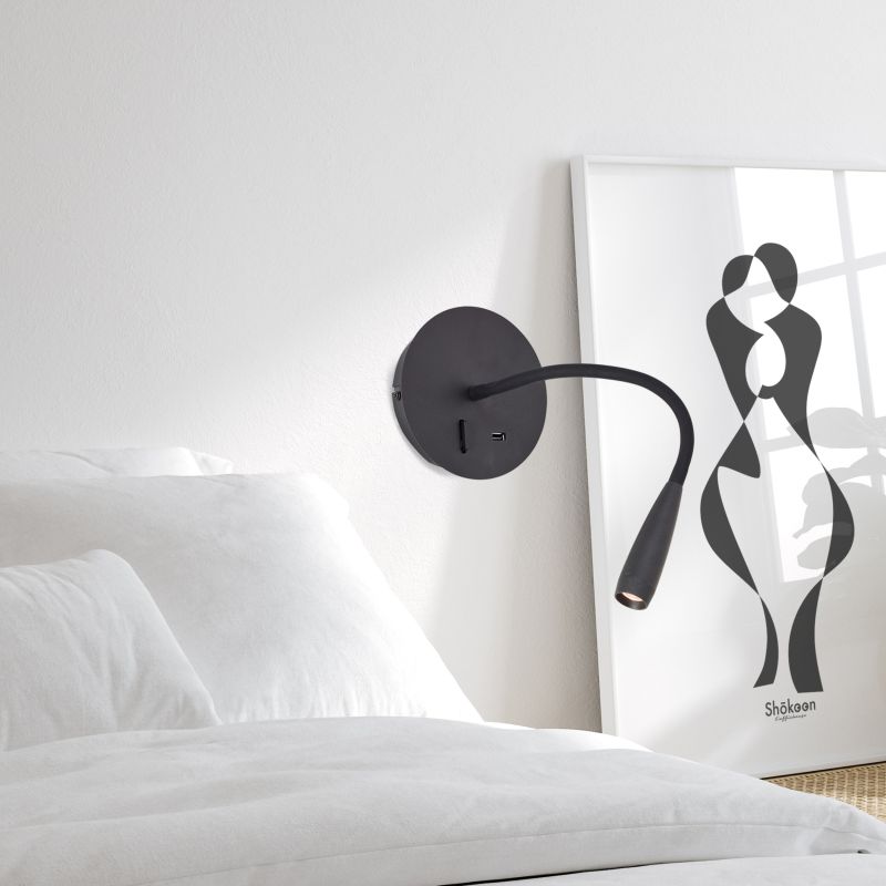 Jutta Noir lampe de lecture De Brilliant - Avec ses 170 lumens et sa lumi&egrave;re blanc chaud, elle est parfaite comme lampe de lecture ou pour cr&eacute;er une ambiance chaleureuse.