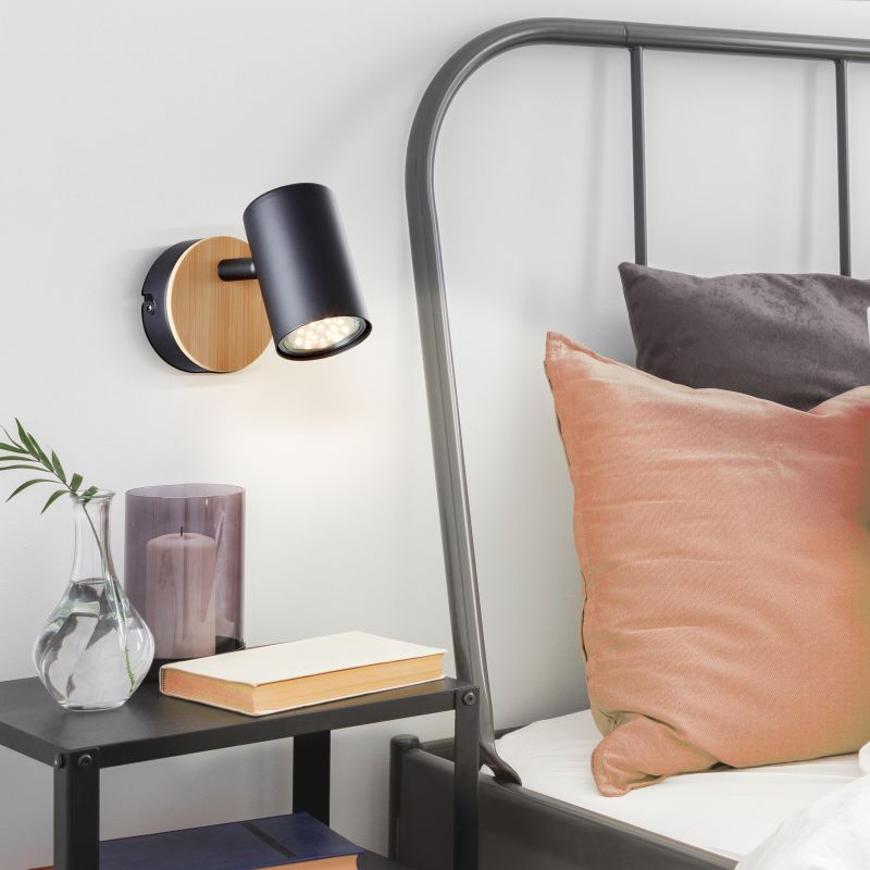 Niels Noir lampe de lecture De Brilliant - Niels est une élégante applique murale en métal et bambou, un matériau renouvelable et écologique qui crée une atmosphère chaleureuse et accueillante dans la maison.