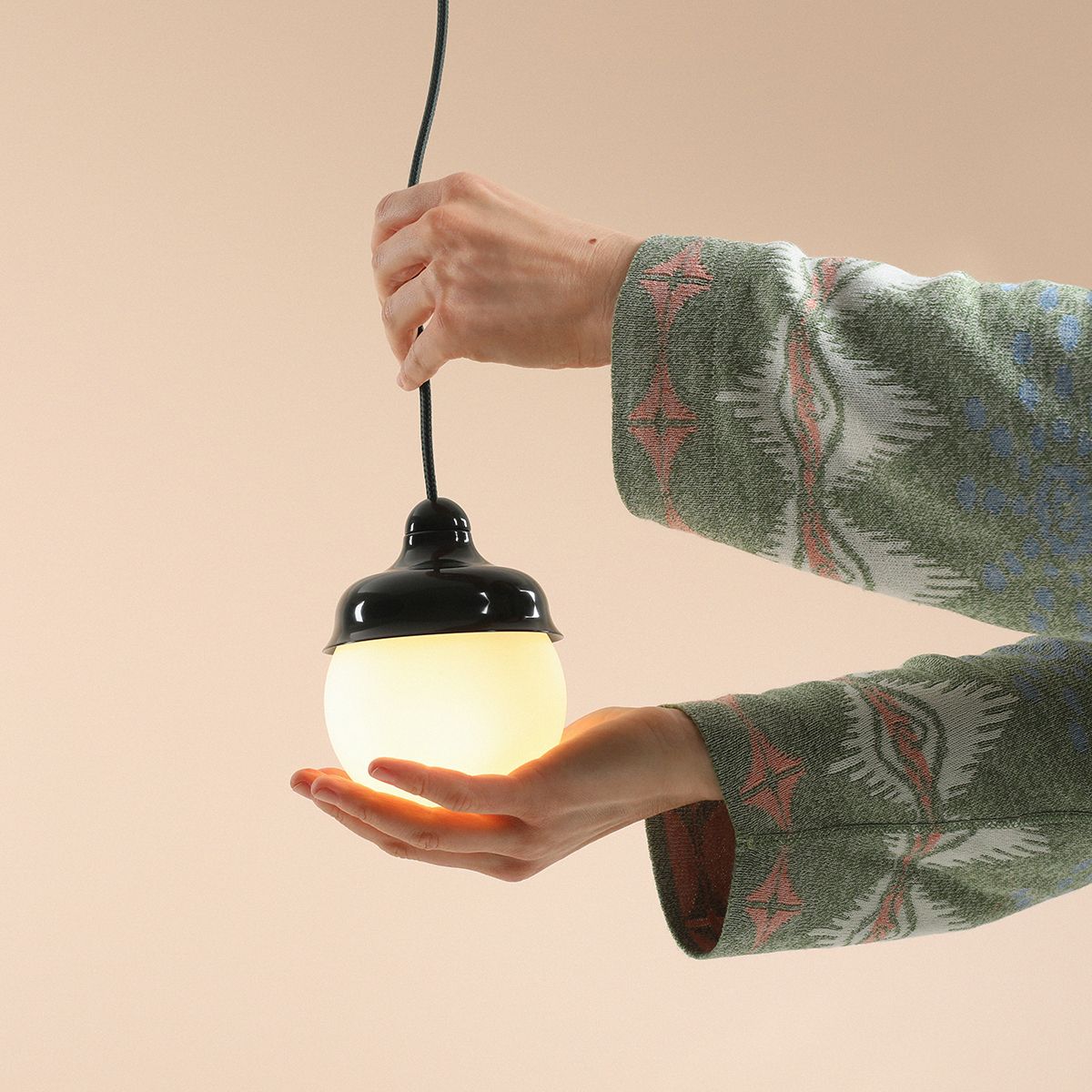 Wave Ø17 Vert foncé suspension De Artera - Il est recommand&eacute; d'en placer plusieurs en rang&eacute;e au-dessus de la table &agrave; manger ou dans la cuisine.