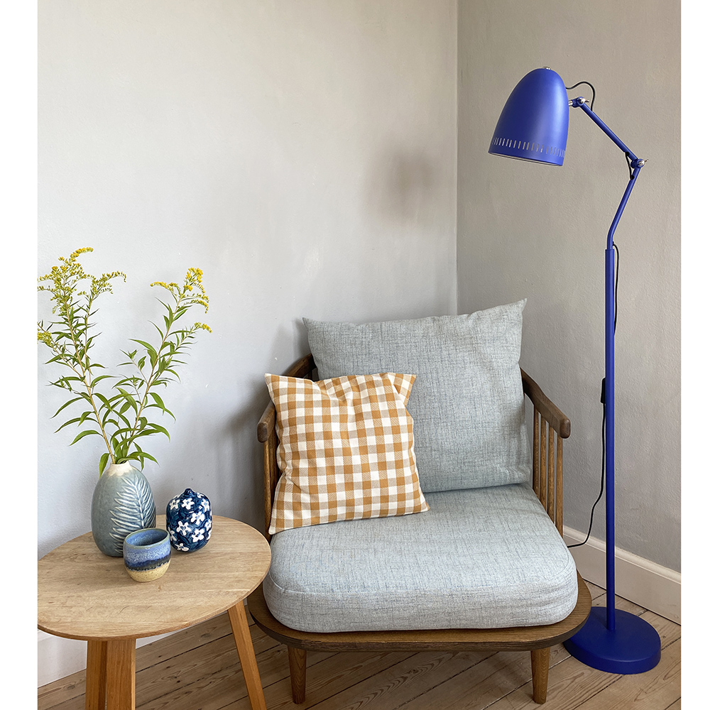 Dynamo 1 Bleu foncé lampadaire De Superliving - Son abat-jour classique, orn&eacute; de poils d&eacute;coratifs, assure une diffusion lumineuse agr&eacute;able, tandis que ses bras &agrave; vis cruciformes permettent de r&eacute;gler et de fixer facilement la lampe dans la position souhait&eacute;e.