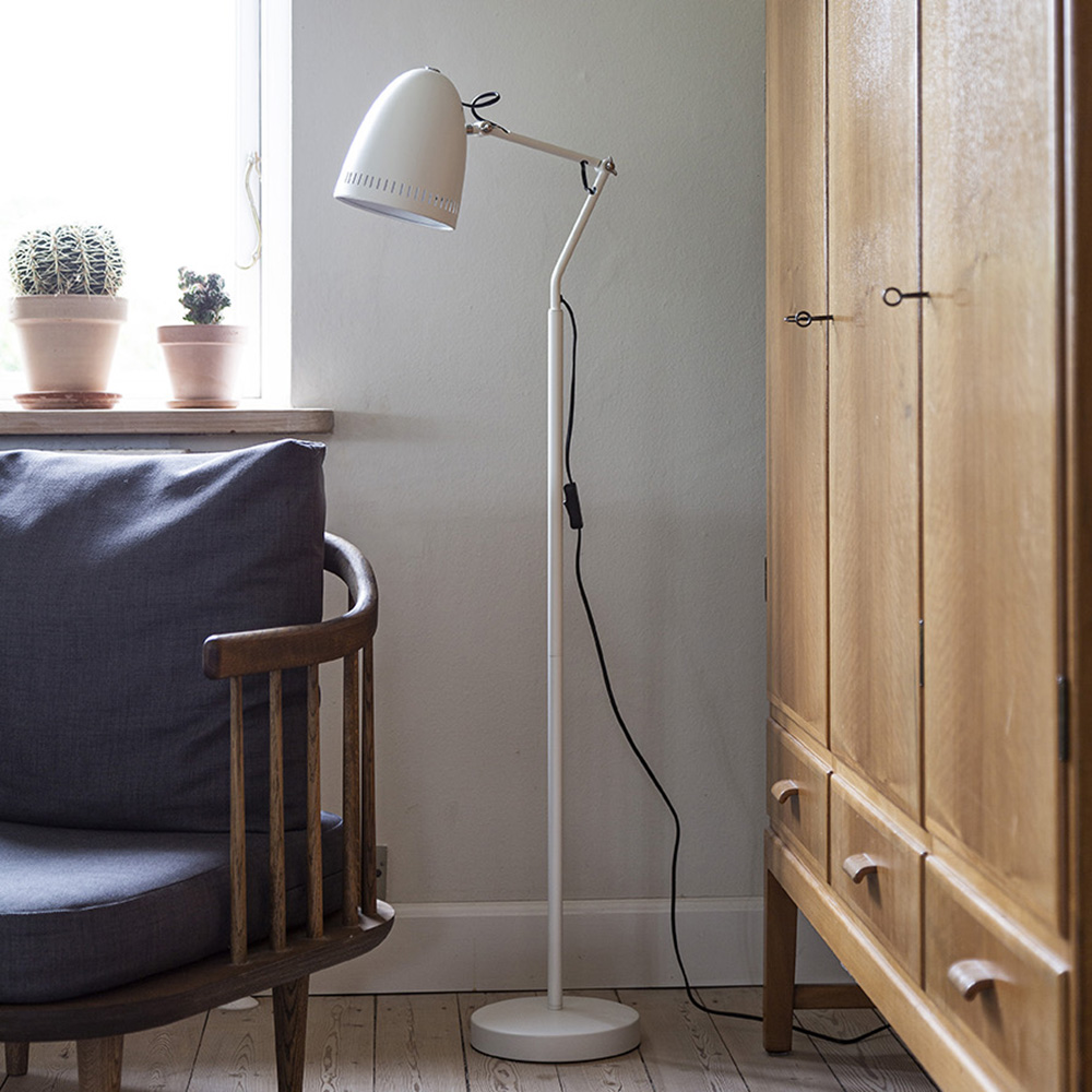 Dynamo 1 Blanc lampadaire De Superliving - Son abat-jour classique perc&eacute; de trous d&eacute;coratifs assure une diffusion lumineuse agr&eacute;able, tandis que ses bras &agrave; deux vis papillon permettent de r&eacute;gler et de fixer facilement la lampe dans la position souhait&eacute;e.
