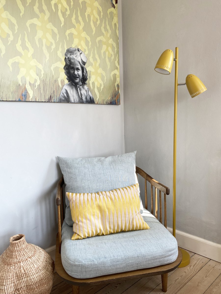 Dynamo 2 Jaune lampadaire De Superliving - Inclinables et orientables &agrave; 345&deg;, ils vous permettent d'orienter facilement la lumi&egrave;re exactement l&agrave; o&ugrave; vous en avez besoin&nbsp;: parfait comme lampe de lecture ou pour un &eacute;clairage d'ambiance dans le salon.