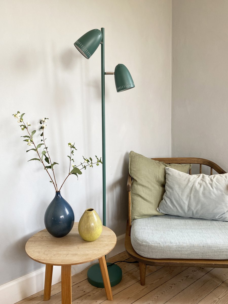 Dynamo 2 Vert lampadaire De Superliving - Inclinables et orientables &agrave; 345&deg;, ils vous permettent d'orienter facilement la lumi&egrave;re exactement l&agrave; o&ugrave; vous en avez besoin&nbsp;: parfait comme lampe de lecture ou pour un &eacute;clairage d'ambiance dans le salon.