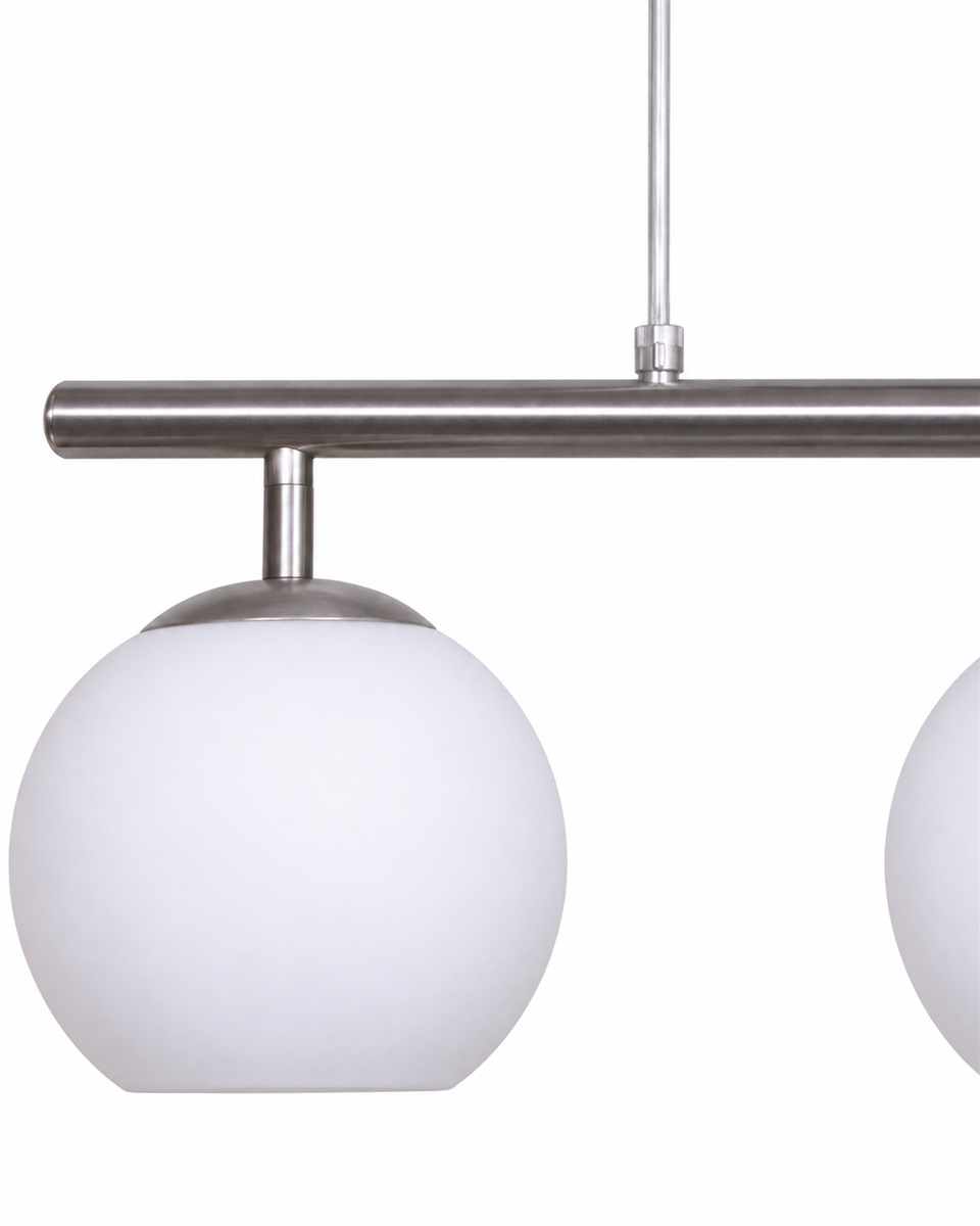 Globi 4 78cm Nickel suspension De Nordic Lighting - Sa suspension en m&eacute;tal finition nickel mat lui conf&egrave;re une touche graphique et raffin&eacute;e, tandis que ses quatre coupoles rondes en verre opale diffusent une lumi&egrave;re agr&eacute;able et homog&egrave;ne dans toute la pi&egrave;ce.