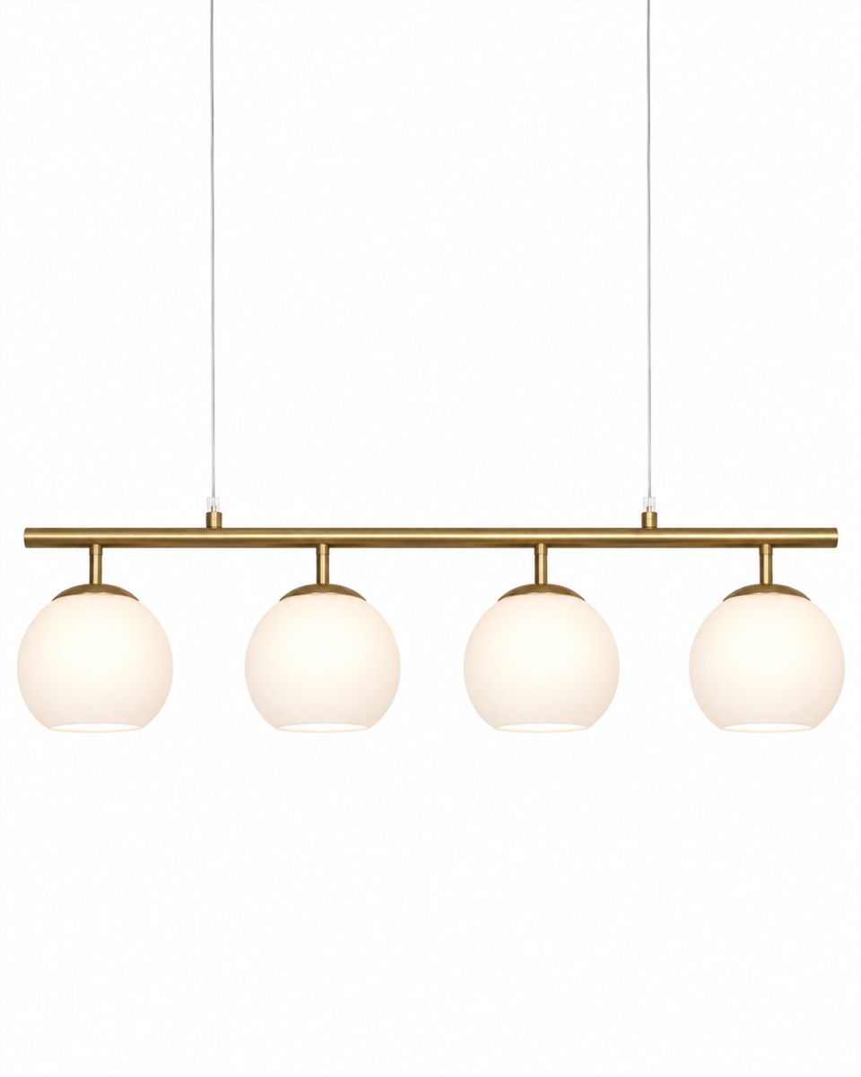 Globi 4 78cm Laiton brossé/blanc suspension De Nordic Lighting - Sa suspension en laiton brossé lui confère une touche sophistiquée et graphique, tandis que ses quatre coupoles rondes en verre opale diffusent une lumière douce et homogène dans toute la pièce.