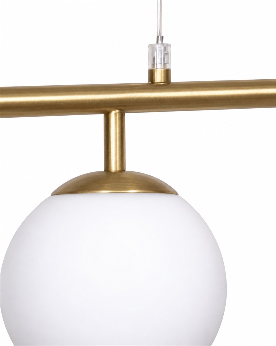 Globi 4 78cm Laiton brossé/blanc suspension De Nordic Lighting - Sa suspension en laiton brossé lui confère une touche sophistiquée et graphique, tandis que ses quatre coupoles rondes en verre opale diffusent une lumière douce et homogène dans toute la pièce.
