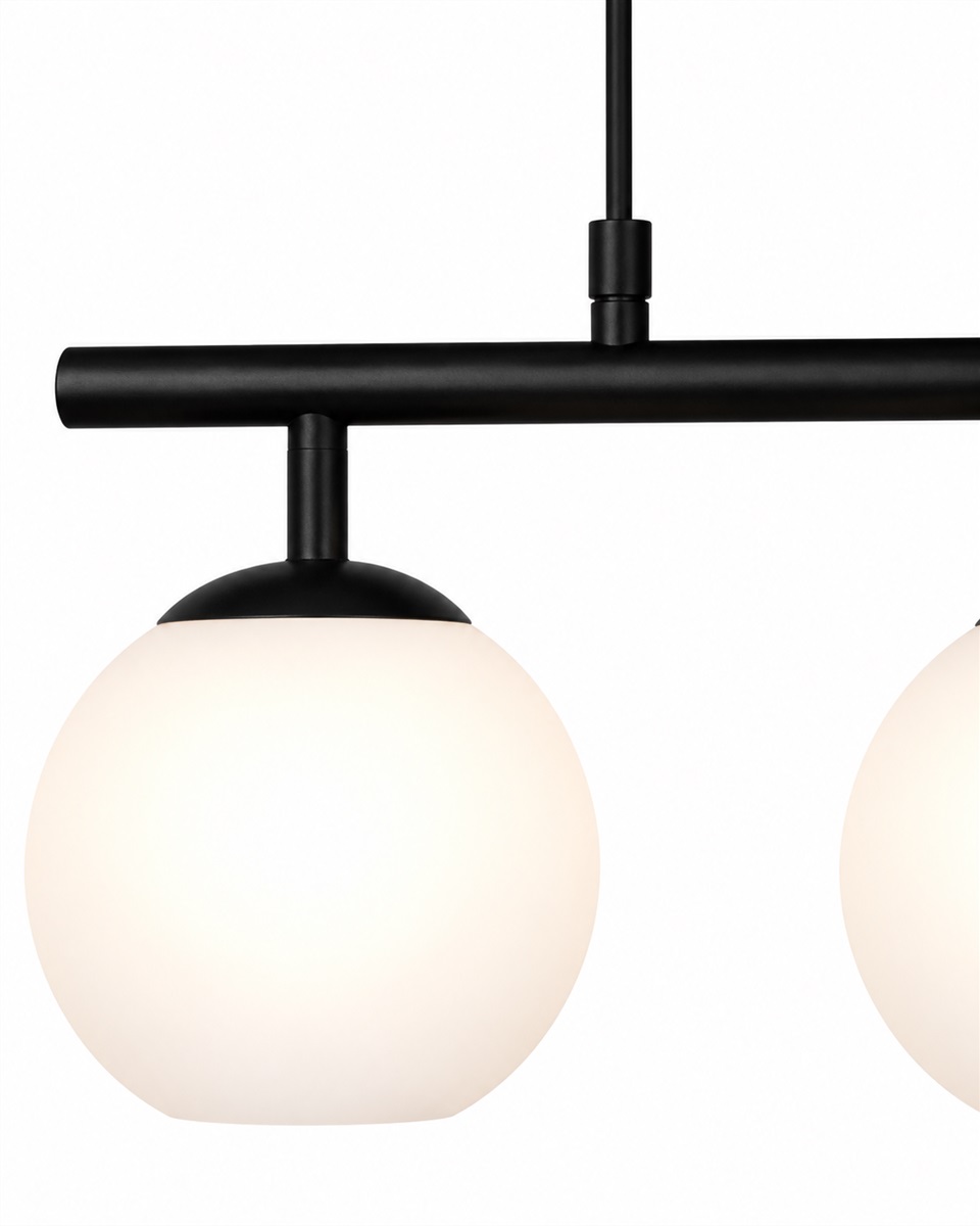 Globi 4 78cm Noir et blanc suspension De Nordic Lighting - Sa suspension en métal noir lui confère une touche graphique et raffinée, tandis que ses quatre dômes ronds en verre opale diffusent une lumière agréable et homogène dans toute la pièce.