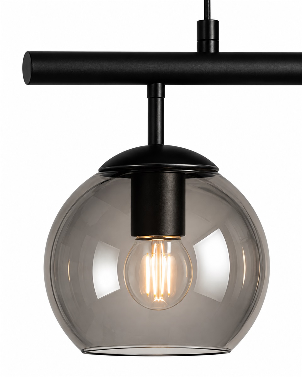 Globi 4 78cm Noir/Fumé suspension De Nordic Lighting - Sa suspension en m&eacute;tal noir lui conf&egrave;re une touche graphique et raffin&eacute;e, tandis que ses quatre abat-jour ronds en verre fum&eacute; diffusent une lumi&egrave;re agr&eacute;able et homog&egrave;ne dans toute la pi&egrave;ce.