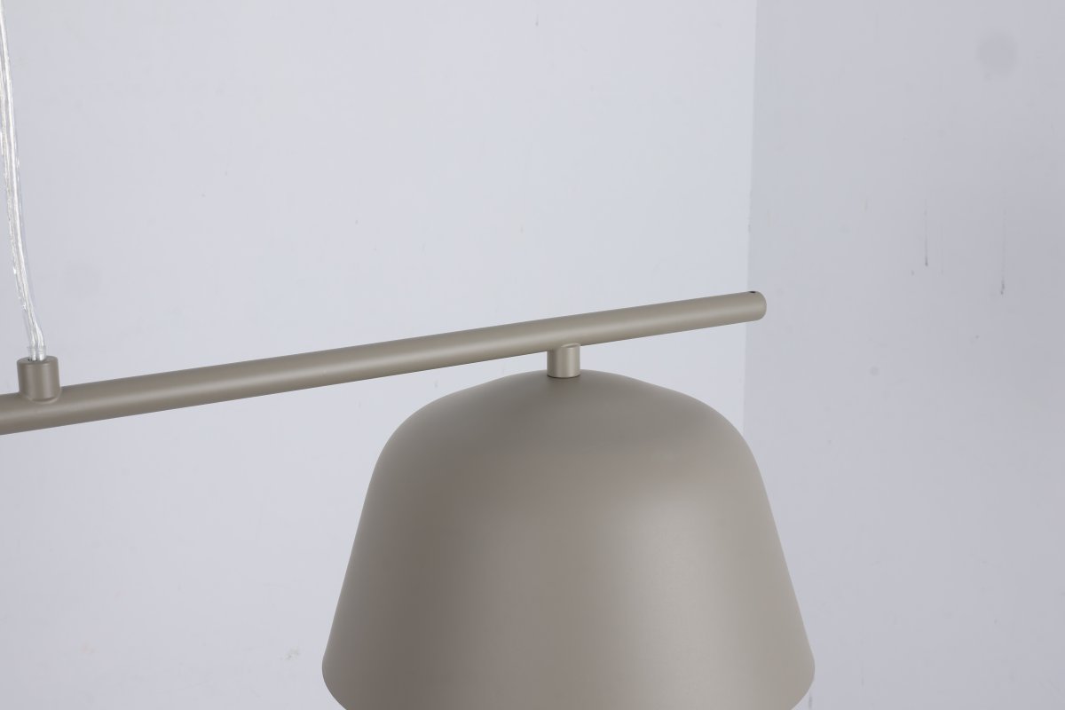 Pop 125cm Beige suspension De Nordic Lighting - Ses lignes &eacute;pur&eacute;es et ses abat-jour orient&eacute;s vers le bas offrent un &eacute;clairage agr&eacute;able et fonctionnel au-dessus de la table &agrave; manger ou dans la cuisine.