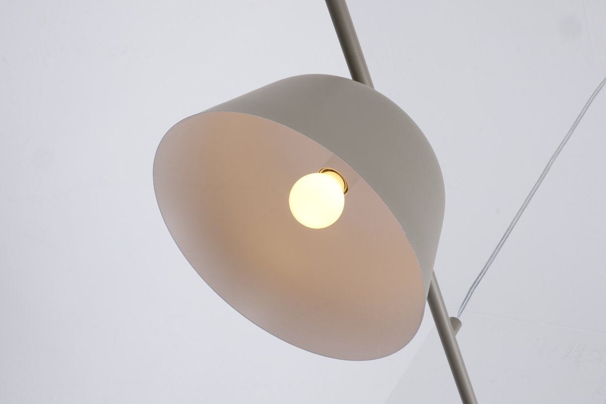 Pop 125cm Beige suspension De Nordic Lighting - Ses lignes &eacute;pur&eacute;es et ses abat-jour orient&eacute;s vers le bas offrent un &eacute;clairage agr&eacute;able et fonctionnel au-dessus de la table &agrave; manger ou dans la cuisine.