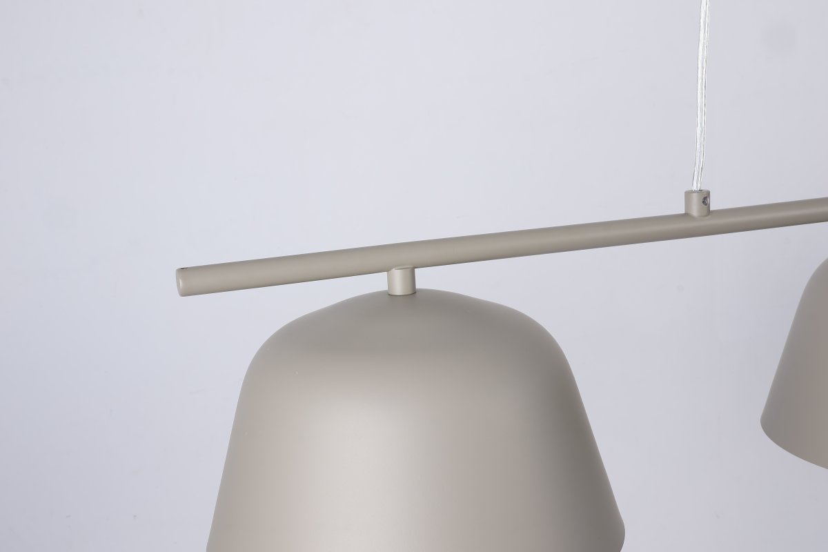 Pop 142cm Beige suspension De Nordic Lighting - Ses lignes &eacute;pur&eacute;es et ses abat-jour orient&eacute;s vers le bas offrent un &eacute;clairage agr&eacute;able et fonctionnel au-dessus de la table &agrave; manger ou dans la cuisine.