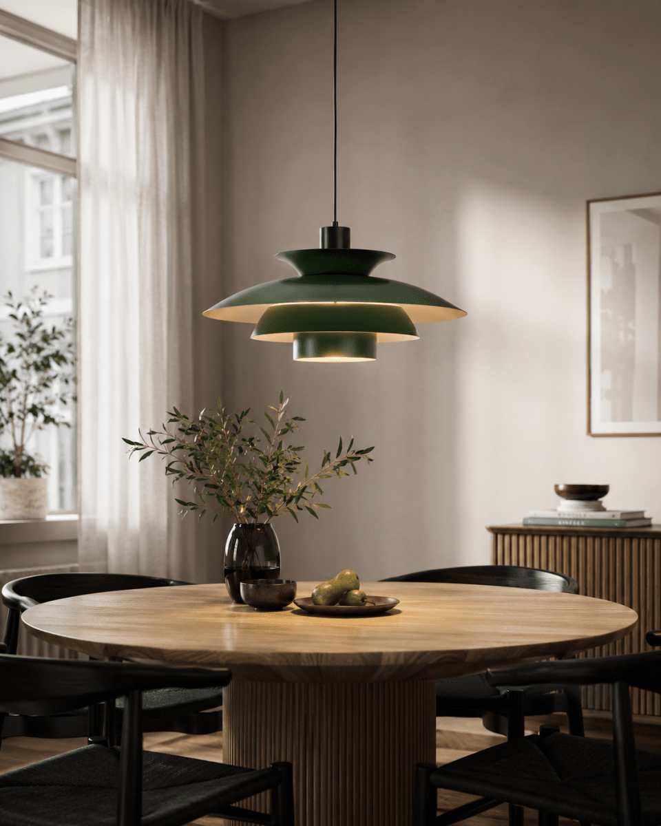 Stealth 2 Ø50 Vert suspension De Nordic Lighting - Fabriqu&eacute;e en m&eacute;tal vert rehauss&eacute; de d&eacute;tails noirs, elle d&eacute;gage &eacute;l&eacute;gance et harmonie.