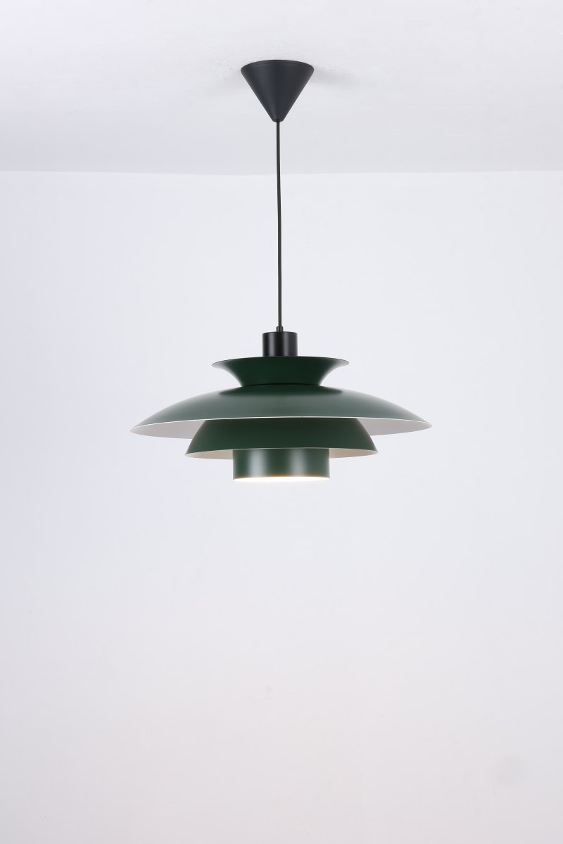 Stealth 2 Ø50 Vert suspension De Nordic Lighting - Fabriqu&eacute;e en m&eacute;tal vert rehauss&eacute; de d&eacute;tails noirs, elle d&eacute;gage &eacute;l&eacute;gance et harmonie.