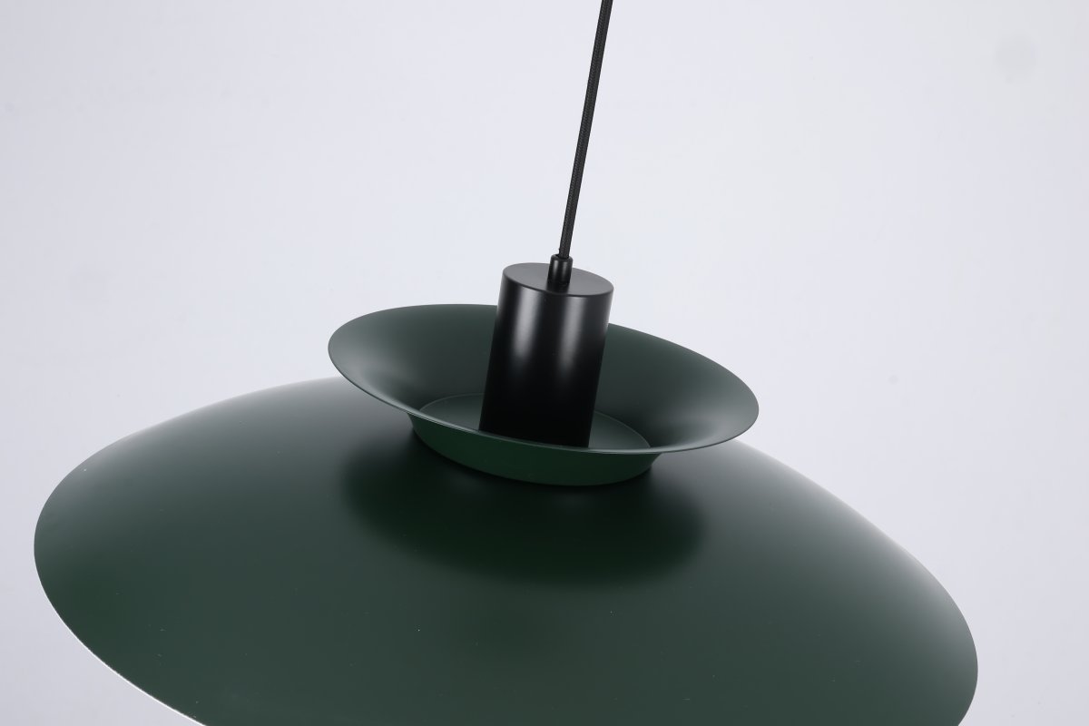 Stealth 2 Ø50 Vert suspension De Nordic Lighting - Fabriqu&eacute;e en m&eacute;tal vert rehauss&eacute; de d&eacute;tails noirs, elle d&eacute;gage &eacute;l&eacute;gance et harmonie.