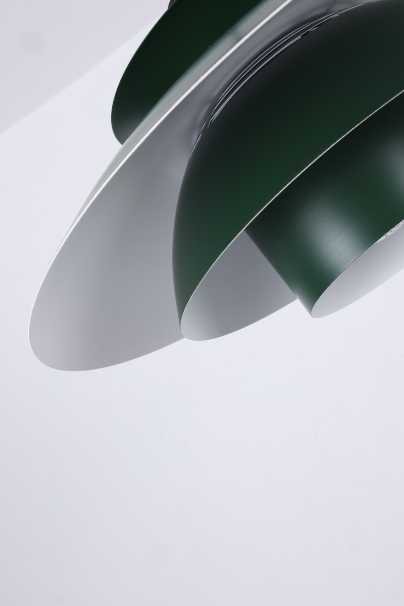 Stealth 2 Ø50 Vert suspension De Nordic Lighting - Fabriqu&eacute;e en m&eacute;tal vert rehauss&eacute; de d&eacute;tails noirs, elle d&eacute;gage &eacute;l&eacute;gance et harmonie.