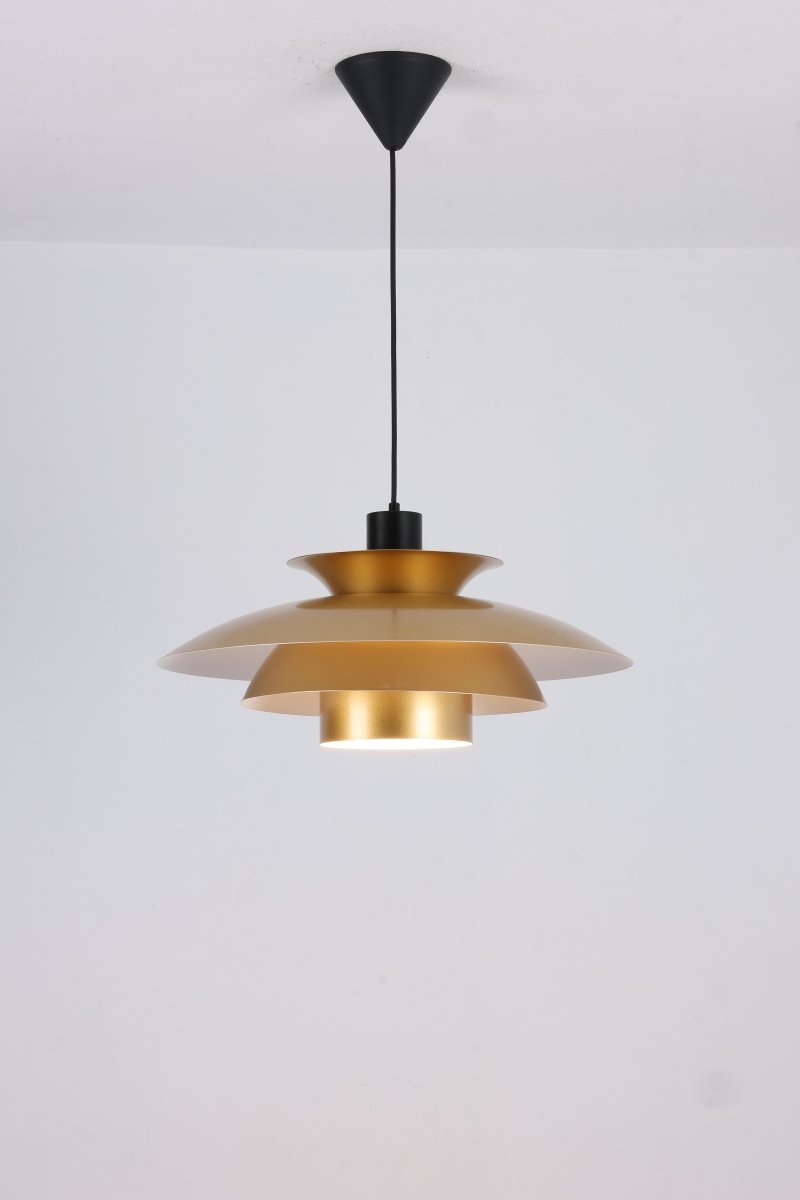 Stealth 2 Ø50 Or suspension De Nordic Lighting - Fabriqu&eacute;e en m&eacute;tal dor&eacute;, elle respire l'&eacute;l&eacute;gance et l'harmonie.