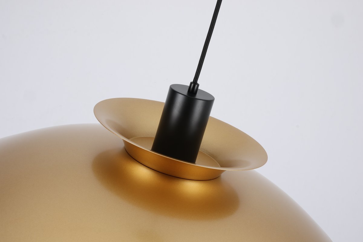 Stealth 2 Ø50 Or suspension De Nordic Lighting - Fabriqu&eacute;e en m&eacute;tal dor&eacute;, elle respire l'&eacute;l&eacute;gance et l'harmonie.