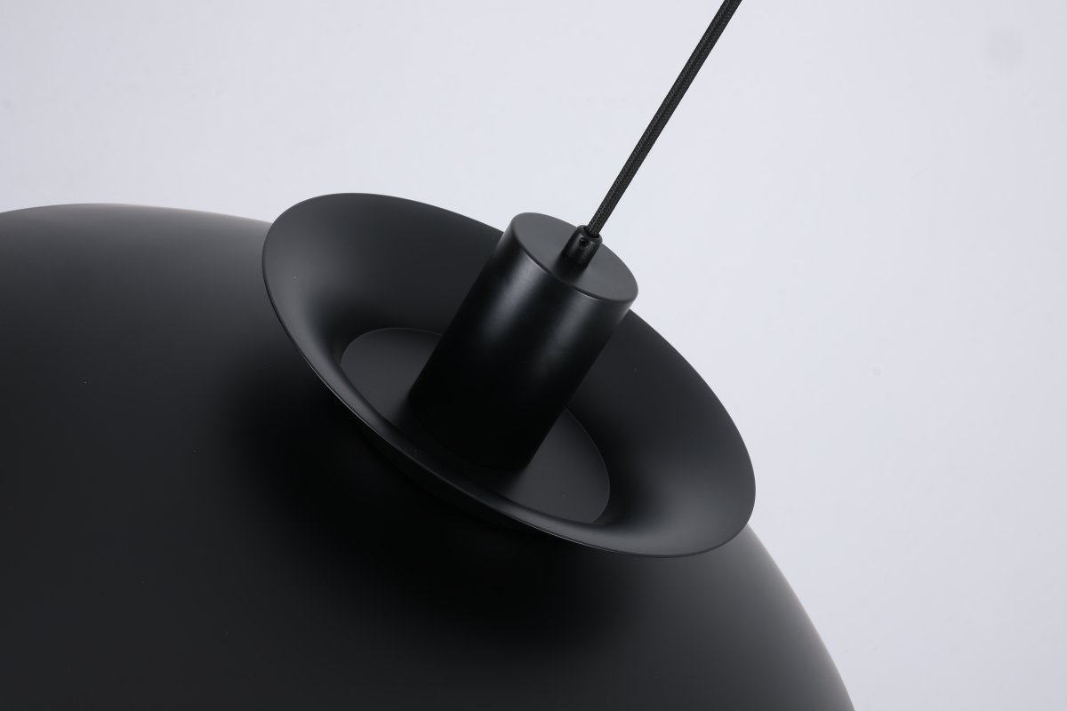 Stealth 2 Ø50 Noir suspension De Nordic Lighting - Id&eacute;ale au-dessus d'une table &agrave; manger ou dans un salon, elle allie parfaitement fonctionnalit&eacute; et esth&eacute;tique.