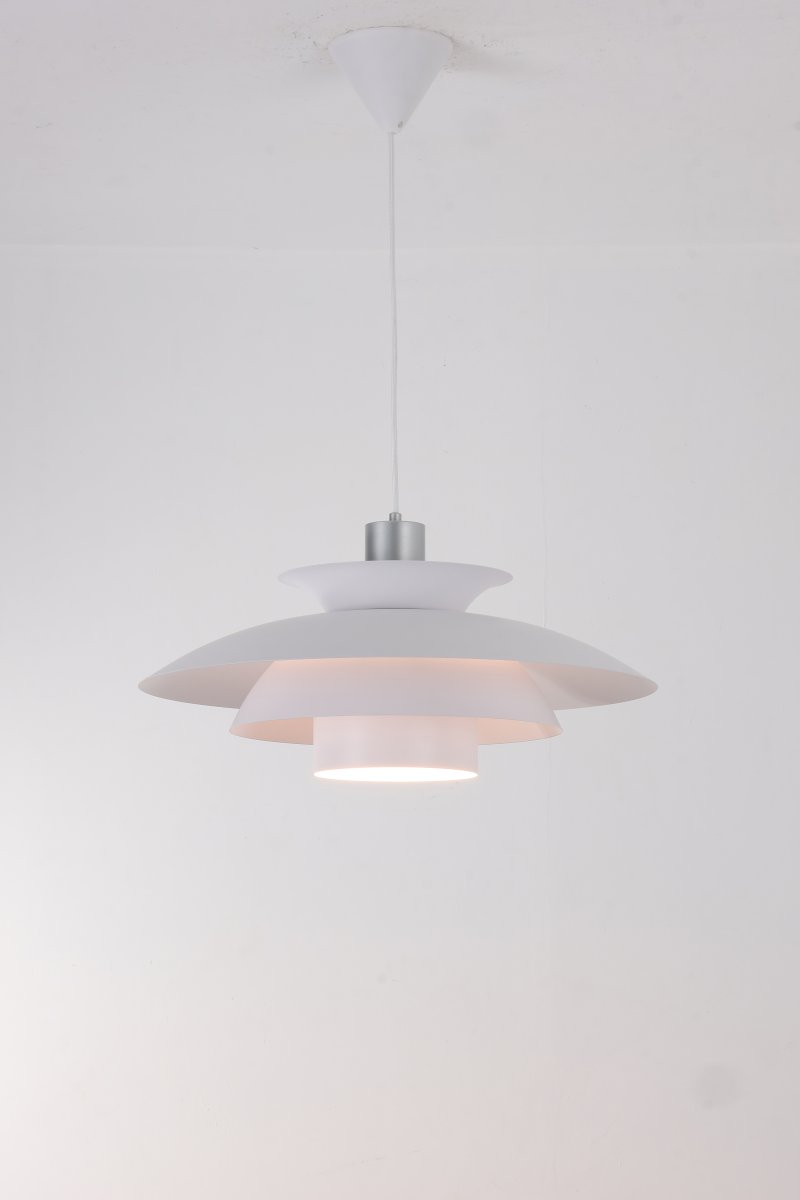 Stealth 2 Ø50 Blanc suspension De Nordic Lighting - Fabriqu&eacute;e en m&eacute;tal blanc rehauss&eacute; de d&eacute;tails argent&eacute;s, elle d&eacute;gage &eacute;l&eacute;gance et harmonie.
