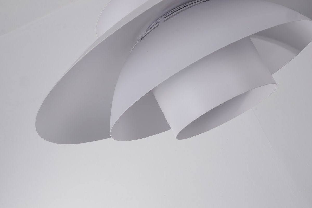 Stealth 2 Ø50 Blanc suspension De Nordic Lighting - Fabriqu&eacute;e en m&eacute;tal blanc rehauss&eacute; de d&eacute;tails argent&eacute;s, elle d&eacute;gage &eacute;l&eacute;gance et harmonie.
