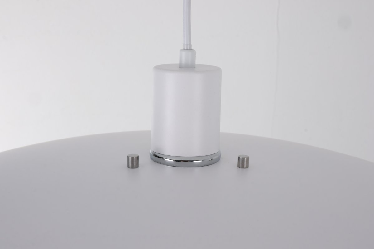 Stealth Ø50 Blanc suspension De Nordic Lighting - La suspension est fournie avec deux jeux de finitions &ndash; boutons et anneaux chrom&eacute;s et blancs &ndash; vous permettant de choisir le style qui vous convient et d'harmoniser le design avec votre d&eacute;coration.