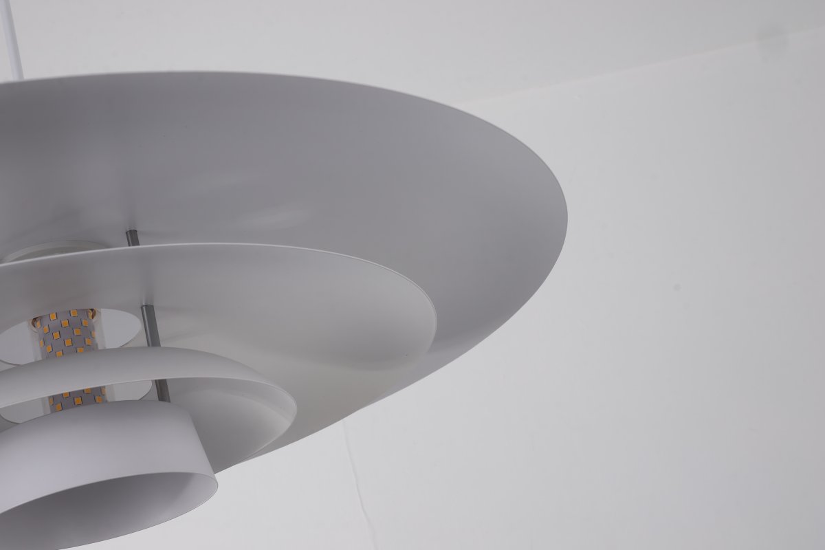 Stealth Ø50 Blanc suspension De Nordic Lighting - La suspension est fournie avec deux jeux de finitions &ndash; boutons et anneaux chrom&eacute;s et blancs &ndash; vous permettant de choisir le style qui vous convient et d'harmoniser le design avec votre d&eacute;coration.