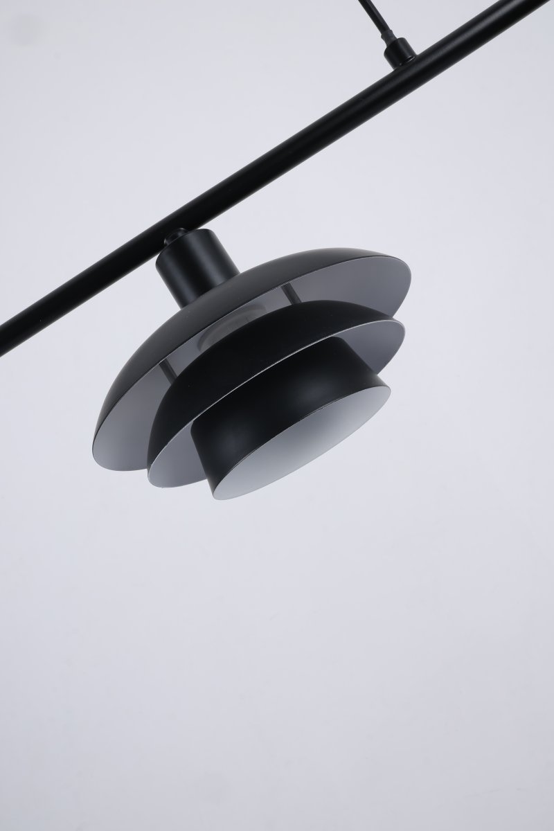 Stealth 86cm Noir suspension De Nordic Lighting - Le luminaire est fourni avec deux jeux de finitions &ndash; boutons et anneaux en laiton et en noir &ndash; vous permettant de choisir facilement le style qui convient le mieux &agrave; votre d&eacute;coration.