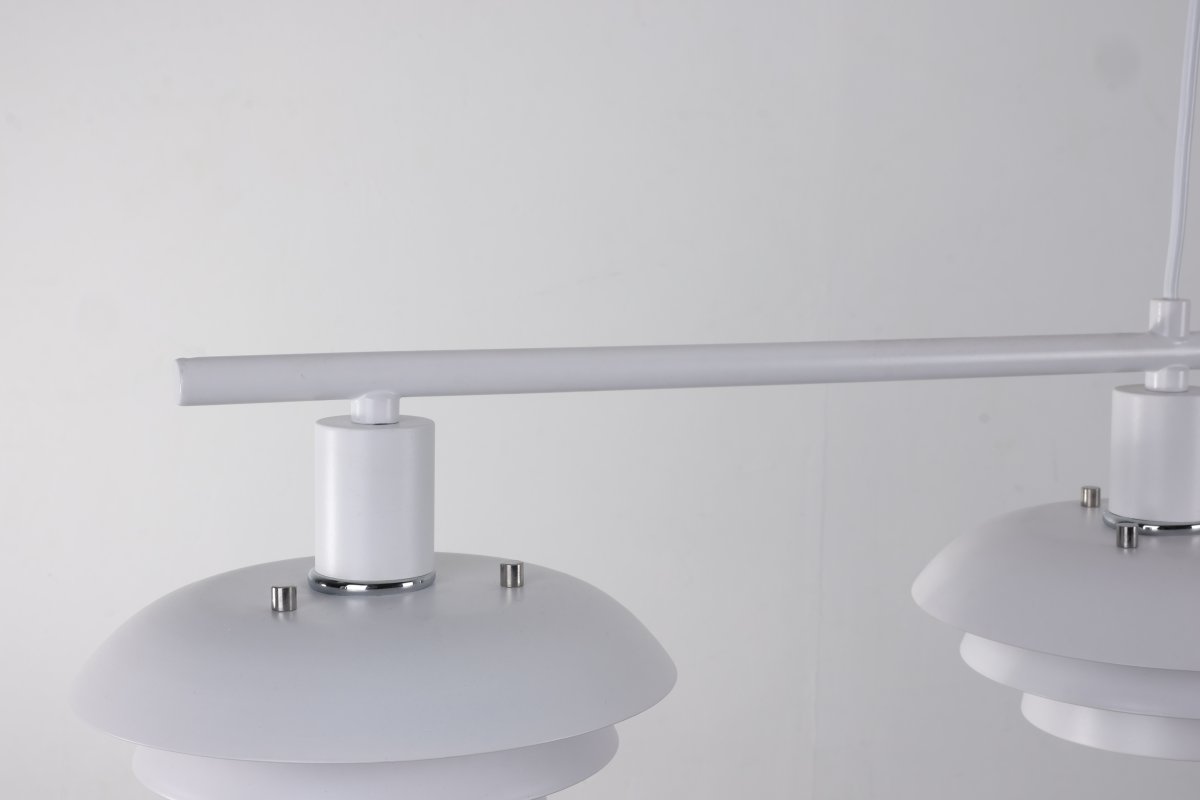Stealth 120cm Blanc suspension De Nordic Lighting - Le luminaire est fourni avec deux jeux d'accessoires &ndash; boutons et anneaux chrom&eacute;s et blancs &ndash; vous permettant ainsi de choisir facilement le style qui convient le mieux &agrave; votre d&eacute;coration.