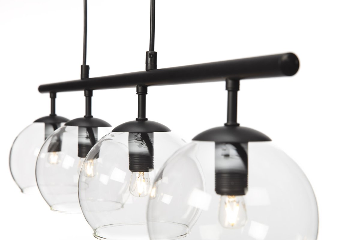 Globi 4 78cm Noir/transparent suspension De Nordic Lighting - Sa suspension en m&eacute;tal noir lui conf&egrave;re une touche graphique et raffin&eacute;e, tandis que ses quatre coupoles en verre diffusent une lumi&egrave;re agr&eacute;able dans toute la pi&egrave;ce.