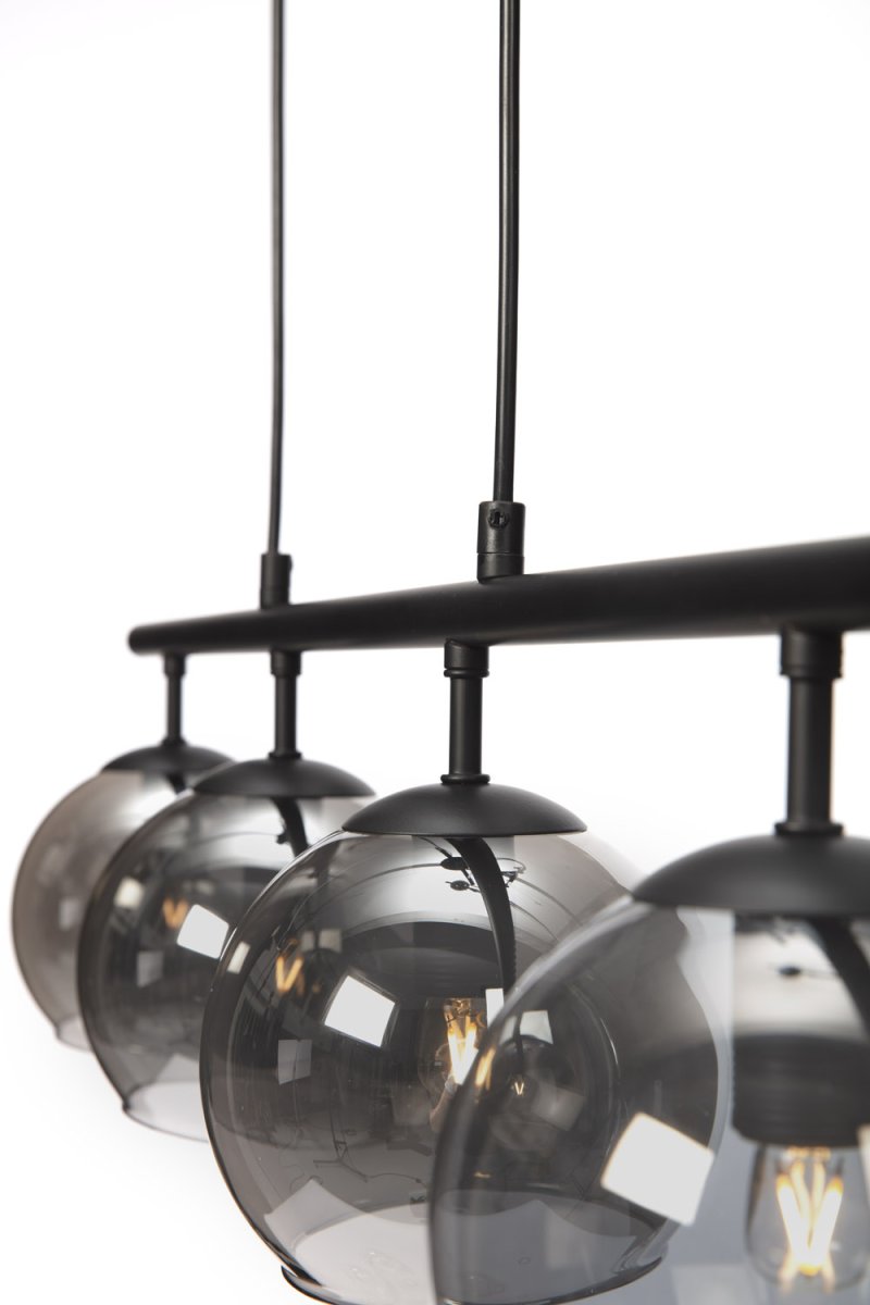 Globi 4 78cm Noir/Fumé suspension De Nordic Lighting - Sa suspension en métal noir lui confère une touche graphique et raffinée, tandis que ses quatre abat-jour ronds en verre fumé diffusent une lumière agréable et homogène dans toute la pièce.