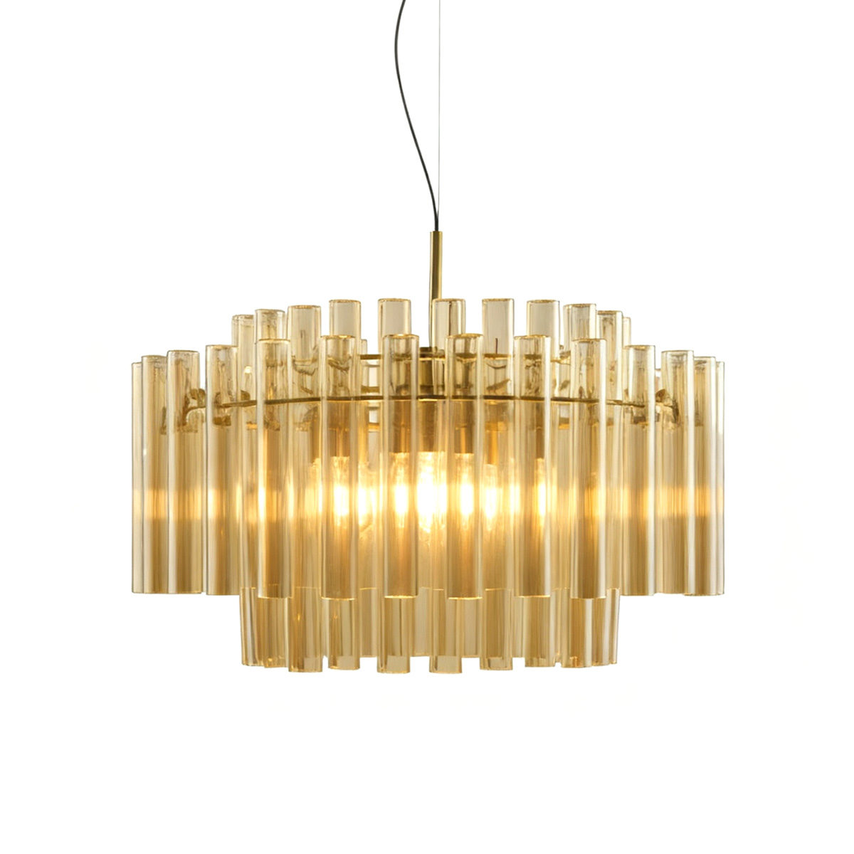 Lancaster Ø54 Laiton/ambre suspension De Lampan - La lumi&egrave;re est joliment filtr&eacute;e &agrave; travers le verre, cr&eacute;ant une douce lueur dor&eacute;e qui conf&egrave;re &agrave; la pi&egrave;ce une atmosph&egrave;re luxueuse et accueillante.