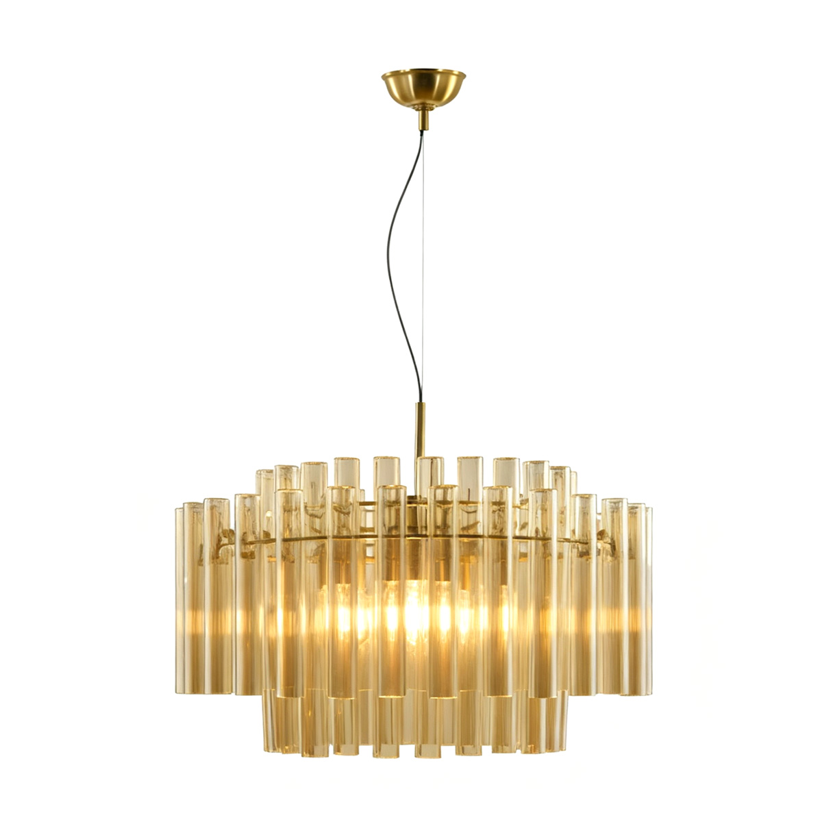 Lancaster Ø54 Laiton/ambre suspension De Lampan - La lumi&egrave;re est joliment filtr&eacute;e &agrave; travers le verre, cr&eacute;ant une douce lueur dor&eacute;e qui conf&egrave;re &agrave; la pi&egrave;ce une atmosph&egrave;re luxueuse et accueillante.