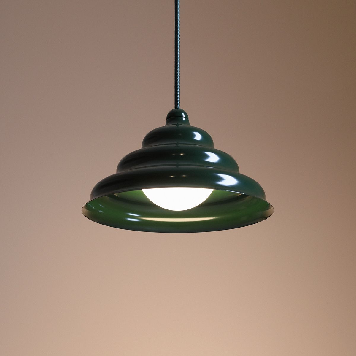 Wave Ø23 Vert foncé suspension De Artera - Wave est une suspension moderne au design rétro, ce qui en fait une lumière polyvalente qui s'intègre dans n'importe quelle maison.