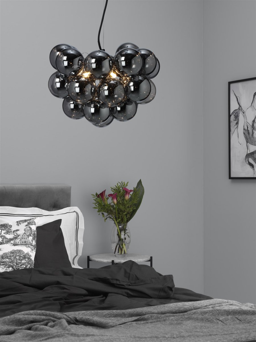 Monaco Ø45 Couleur fumée suspension De Lampan - Il est tout aussi beau sous tous les angles et est donc id&eacute;al pour un placement central dans la pi&egrave;ce, o&ugrave; il attire l'attention et est mis en valeur sous son meilleur jour.