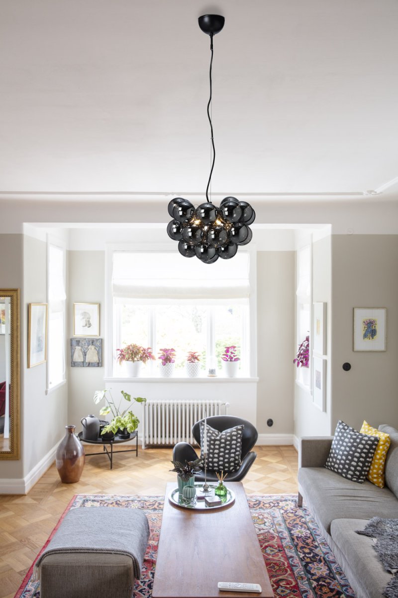 Monaco Ø45 Couleur fumée suspension De Lampan - Il est tout aussi beau sous tous les angles et est donc id&eacute;al pour un placement central dans la pi&egrave;ce, o&ugrave; il attire l'attention et est mis en valeur sous son meilleur jour.