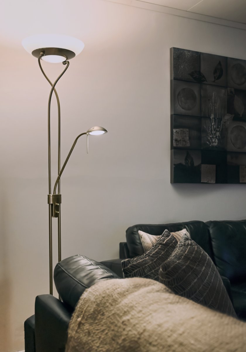 Cannes Laiton antique lampadaire De Aneta Lighting - L'éclairage vers le haut et l'éclairage du château sont dotés de LED intégrées qui sont contrôlées par deux variateurs séparés sur le luminaire.