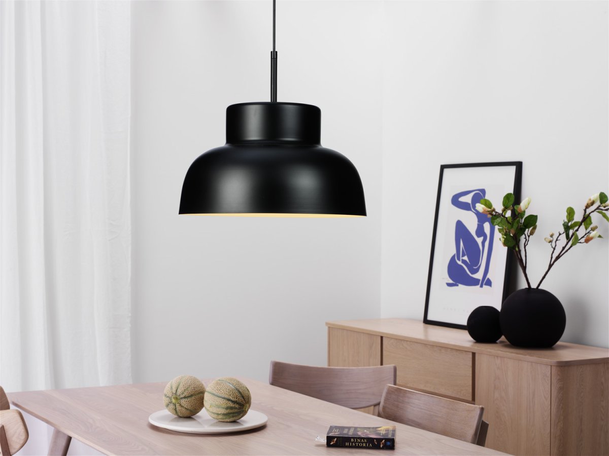 Sensei Ø40 Noir suspension De Cottex - L'intérieur blanc de l'abat-jour assure une diffusion homogène et agréable de la lumière, illuminant parfaitement la surface.