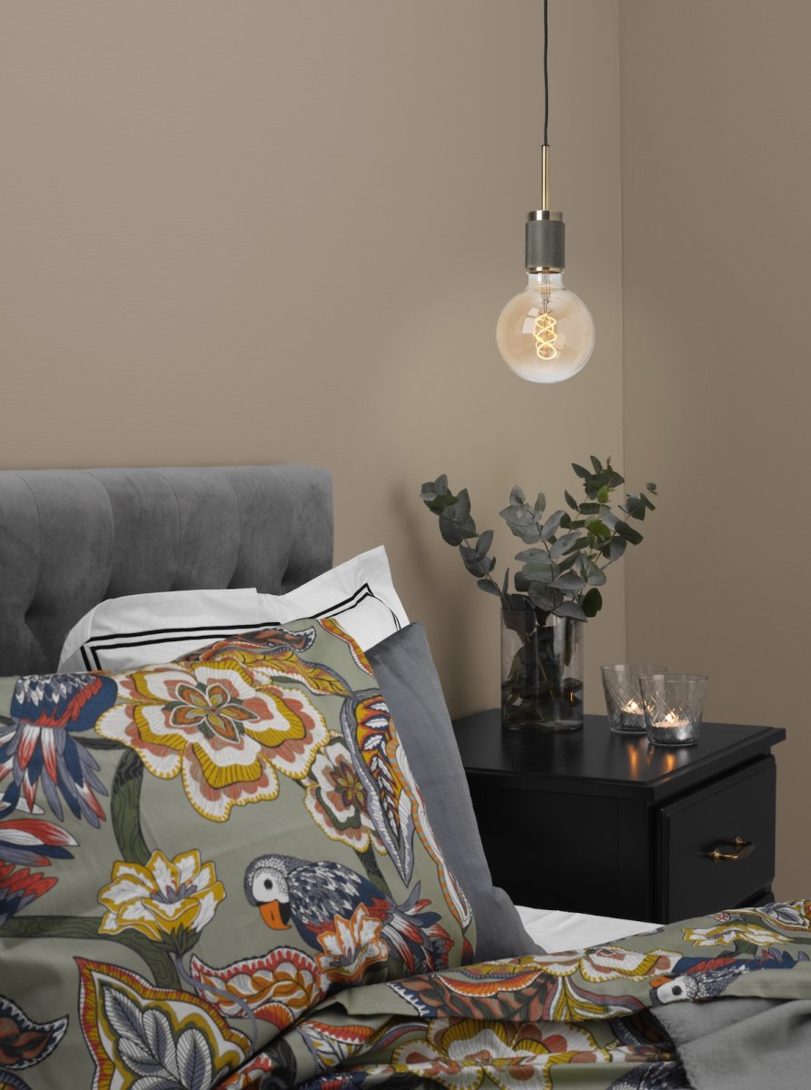 Upphäng Ø9 Laiton antique lampe de fenêtre De Cottex - Cette &eacute;l&eacute;gante suspension en m&eacute;tal finition laiton antique apporte une touche chaleureuse et raffin&eacute;e &agrave; votre int&eacute;rieur.