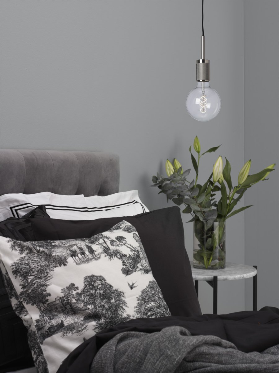 Upphäng Ø9 Chrome brossé lampe de fenêtre De Cottex - Cette &eacute;l&eacute;gante suspension en m&eacute;tal chrom&eacute; bross&eacute; apporte une touche chaleureuse et raffin&eacute;e &agrave; toute pi&egrave;ce.