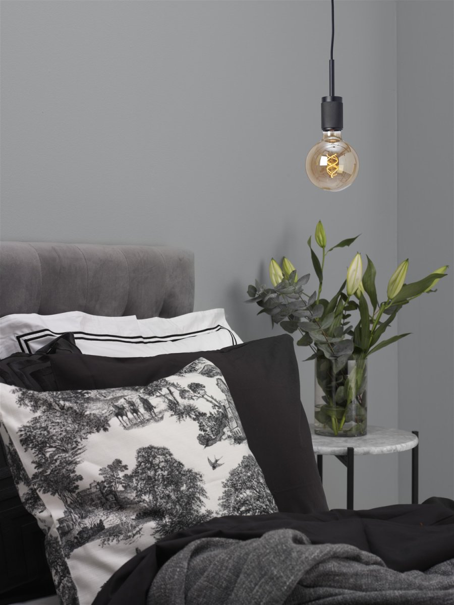 Upphäng Ø9 Noir lampe de fenêtre De Cottex - Id&eacute;ale comme &eacute;clairage de fen&ecirc;tre ou pour cr&eacute;er un coin cosy, elle allie lumi&egrave;re et caract&egrave;re.