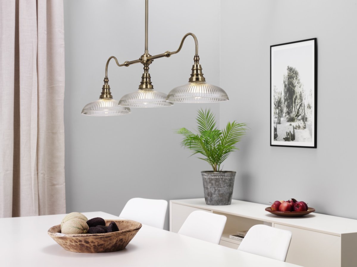 Snooker 107cm Antique suspension De Cottex - Le plafonnier Snooker en m&eacute;tal avec laiton antique et verre transparent avec une structure nervur&eacute;e est un luminaire &eacute;l&eacute;gant et styl&eacute; qui rehausse l'atmosph&egrave;re de n'importe quelle pi&egrave;ce.