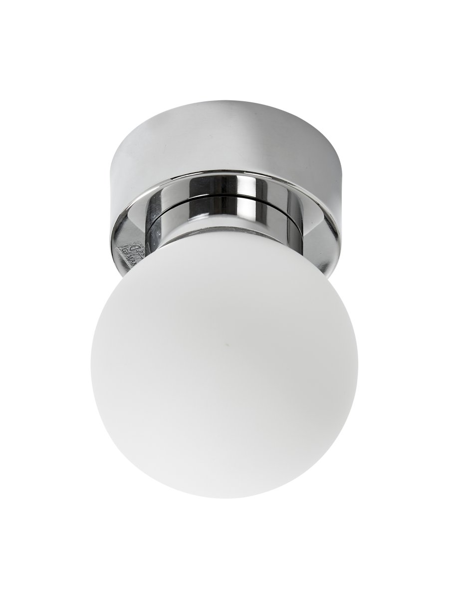 Sandhamn Ø7 Chrome lampe de salle de bain De Armaturhantverk - Le plafonnier de salle de bain Sandhamn est une solution d'&eacute;clairage &eacute;l&eacute;gante et fonctionnelle qui ajoute une touche luxueuse &agrave; votre salle de bain.