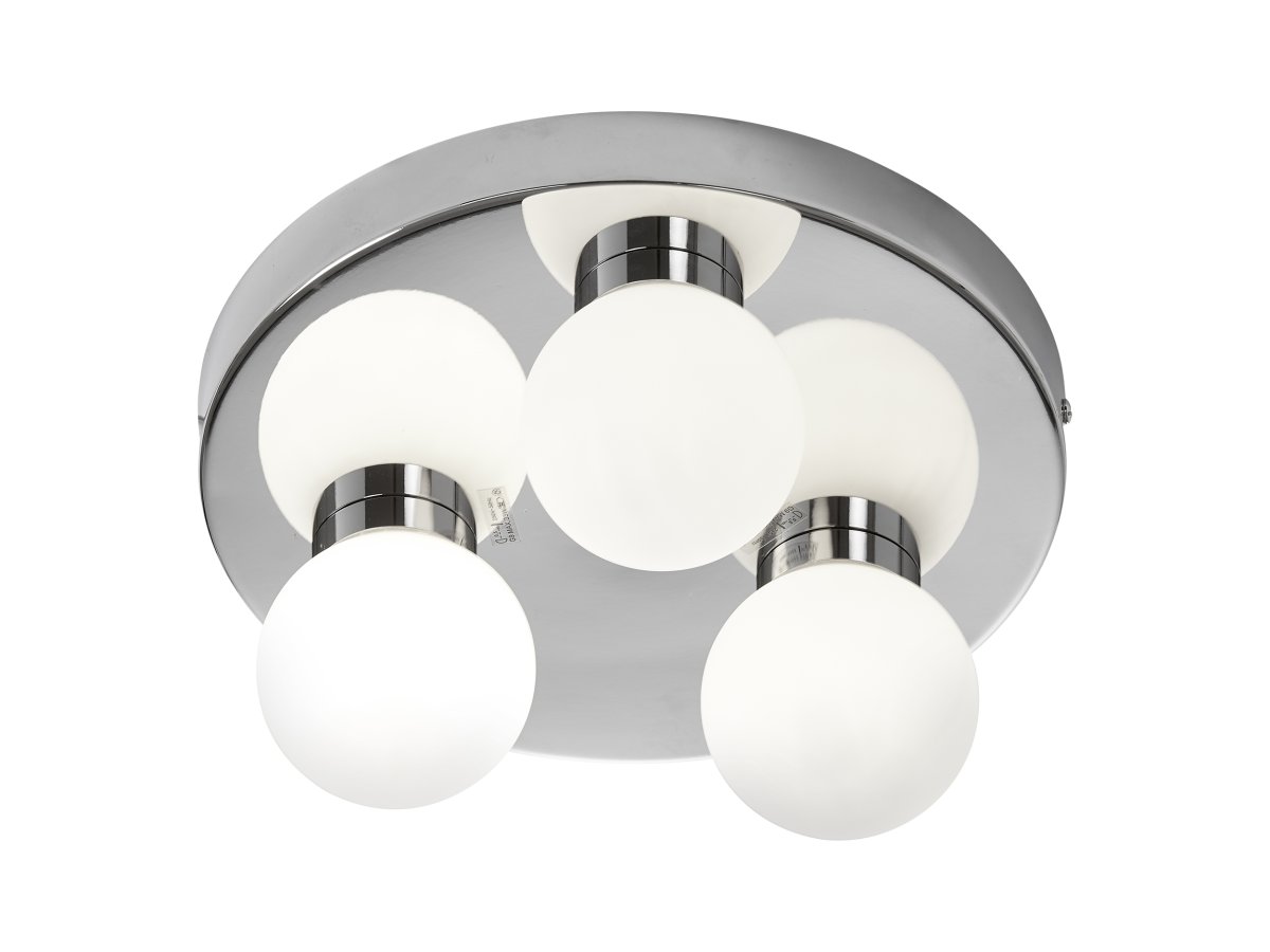Sandhamn Ø25 Chrome lampe de salle de bain De Armaturhantverk - Le plafonnier de salle de bain Sandhamn est une solution d'&eacute;clairage &eacute;l&eacute;gante et fonctionnelle qui ajoute une touche luxueuse &agrave; votre salle de bain.